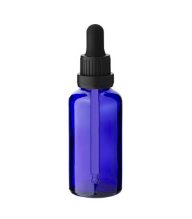 Blaue Glasflasche 50 ml mit schwarzer Pipette auf weißem Hintergrund